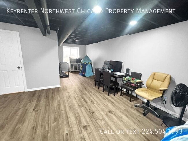 Building Photo - 142 Roslyn Pl