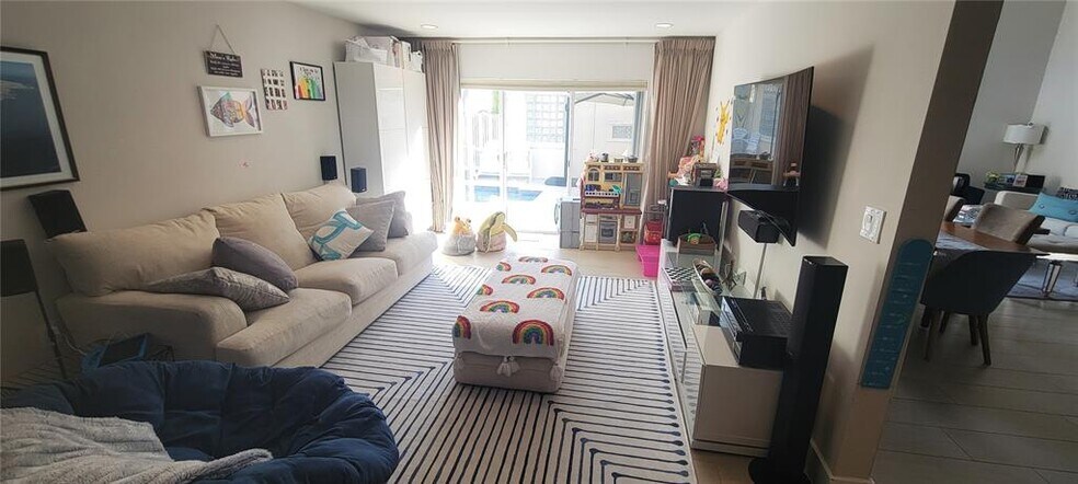 Building Photo - 1055 Yellow Birch Ter