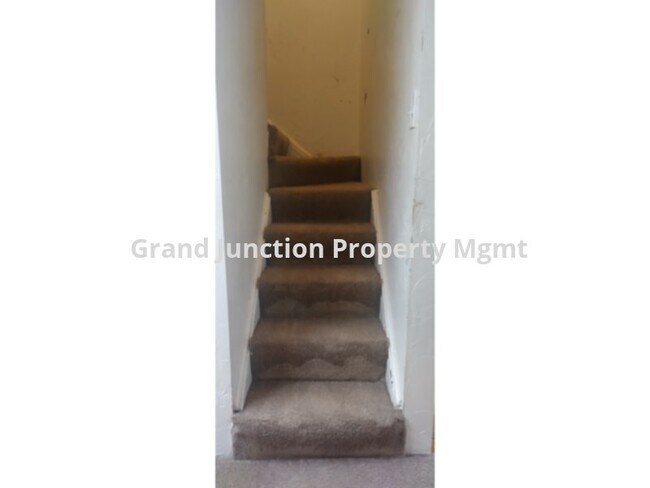 Building Photo - Walk To Your Favorite Main Street Spot Fro...