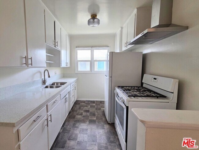 Building Photo - 7621 Hampton Ave