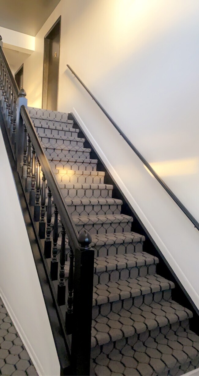 Building Photo - 719 E Walled Lake Dr