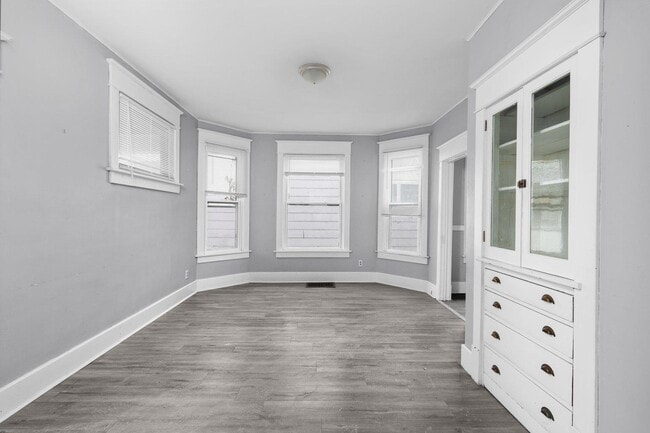 Building Photo - 1321 W 13th St