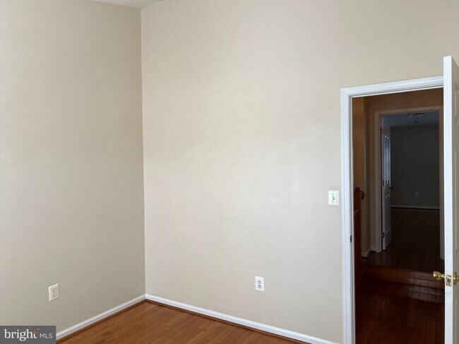 Building Photo - 8818 Royal Doulton Ln