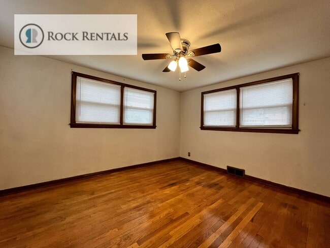 Building Photo - 2 Bed 1.5 Bath with Bonus Room