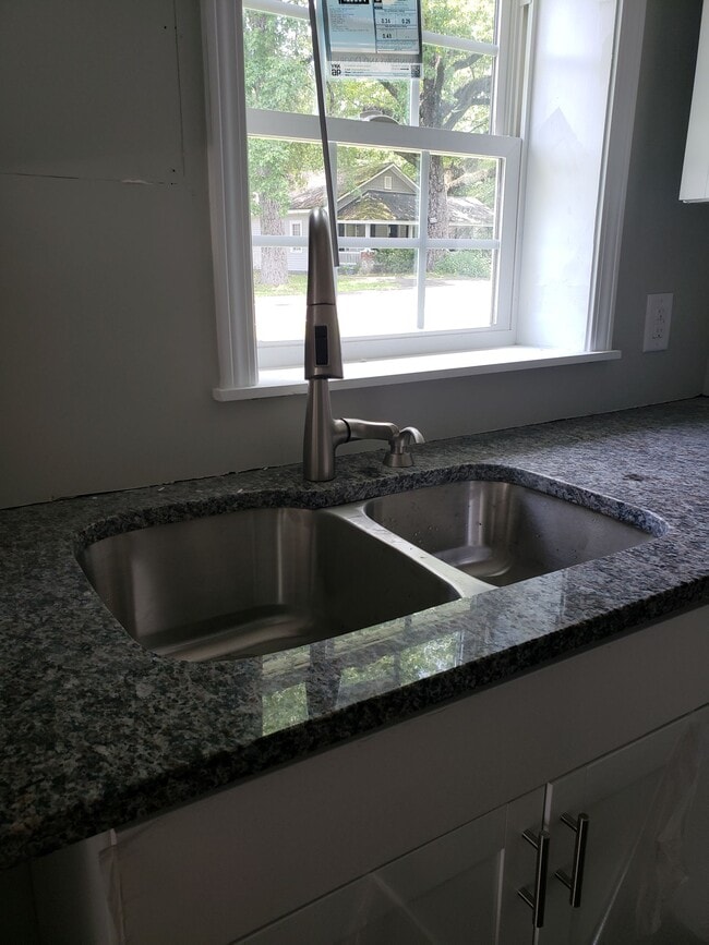 Building Photo - 1021 Pine St