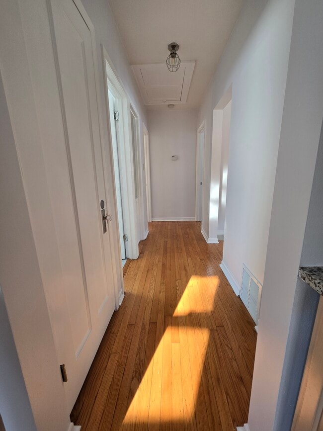 Building Photo - 1412 Lake Dr