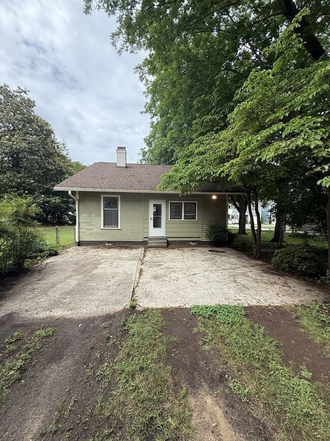 Building Photo - 2 Bedroom 1 Bathroom Home!
