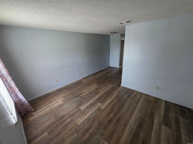 Primary Photo - 5910 W 53rd St