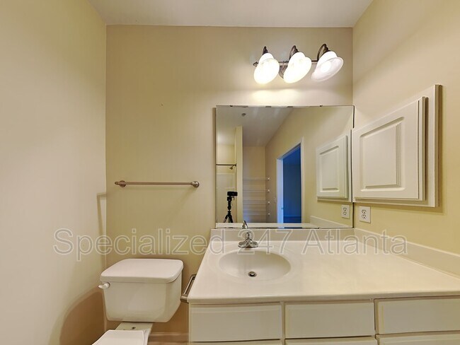 Building Photo - 3300 Dogwood Dr