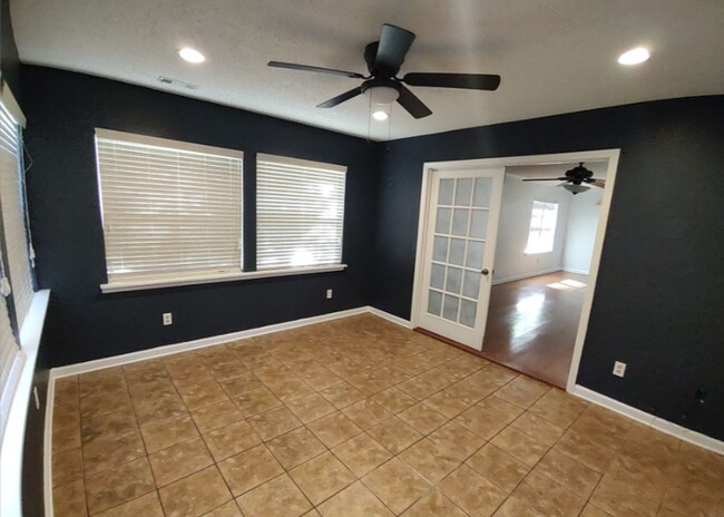 Building Photo - Charming 2 Bedroom/2 Bathroom with Sunroom...
