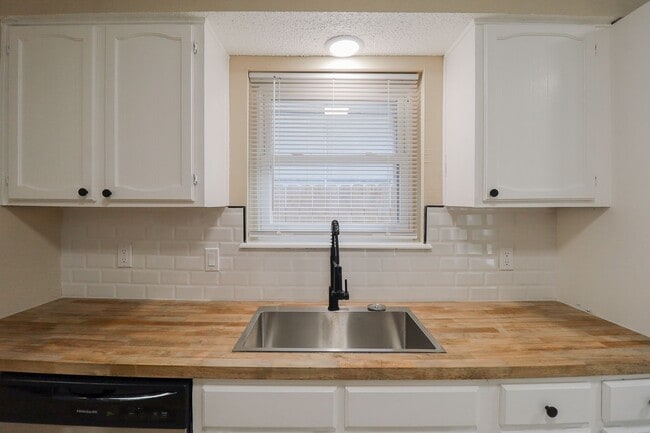 Building Photo - 3 bed/2bath! Fully remodeled!