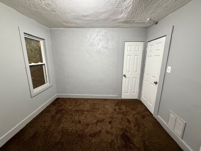 Building Photo - 4 Bedroom 2 Bath Brick Tudor For Lease Wel...