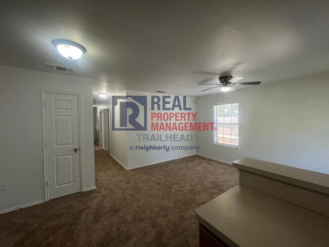 Building Photo - Great Location - 3 Bed/2 Bath - $500 Rent ...