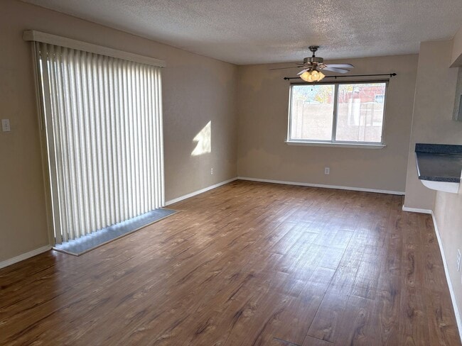 Building Photo - Beautiful 5 Bedroom NE Heights Home With B...