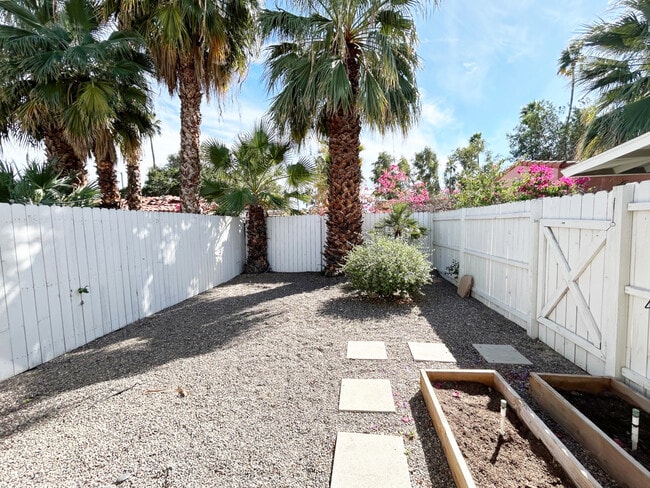 Building Photo - 1315 N Indian Canyon Dr