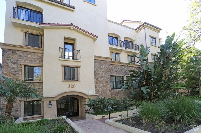 Building Photo - 320-322 N Oakhurst Dr