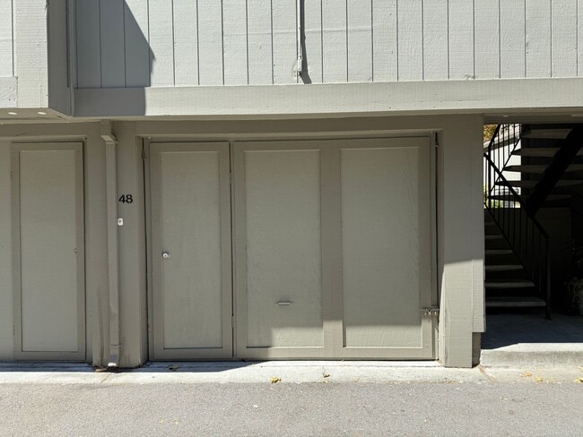 Building Photo - SPACIOUS TWO BED / TWO BATH UPPER-LEVEL CO...