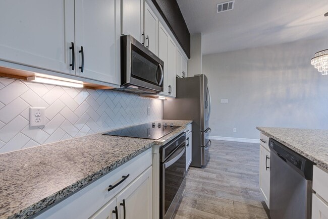 Building Photo - 11010 Cres Light Way