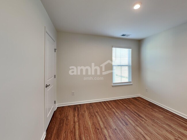 Building Photo - 548 Larragan Dr
