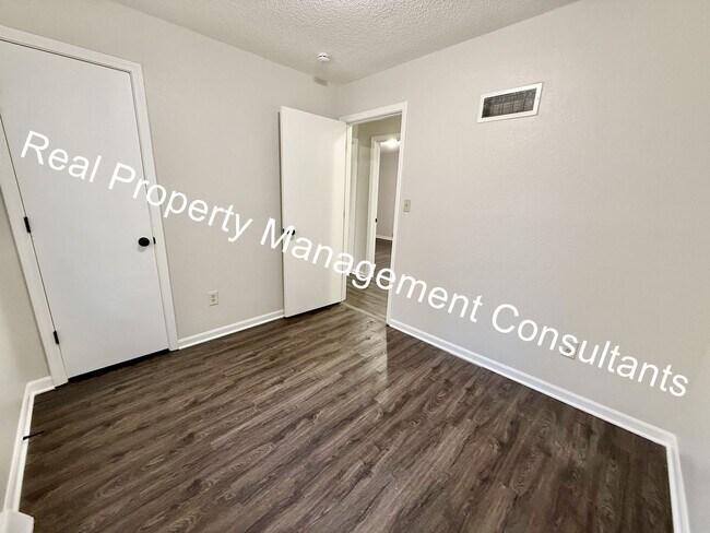 Building Photo - 1/2 Months Rent Credit on Split-Level 3 Bedroom Home