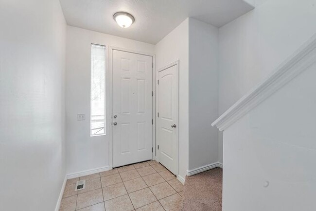 Building Photo - Bright Townhouse in Saratoga Springs w attached 2 car garage