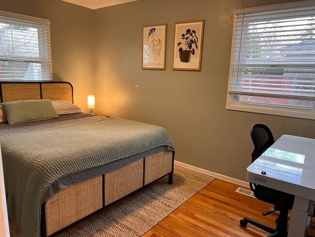 Building Photo - 9812 SE Reedway St