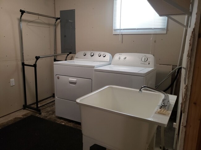 Building Photo - Recently Re-modeled 3 Bedroom Home!