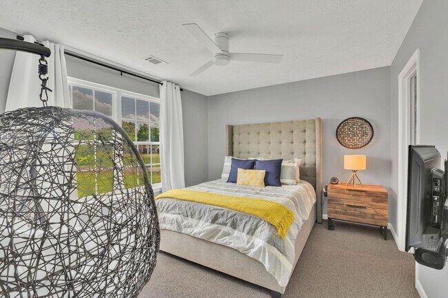 Building Photo - Great End-Unit Townhome with upgrades galore!
