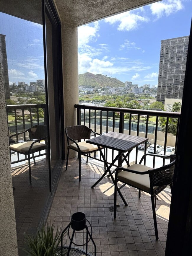 Building Photo - Honolulu Tower - One bedroom unit with par...