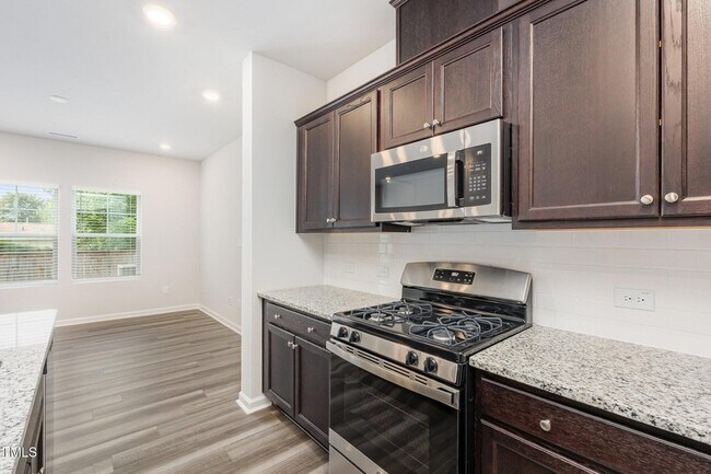 Building Photo - 172 Paramount Dr