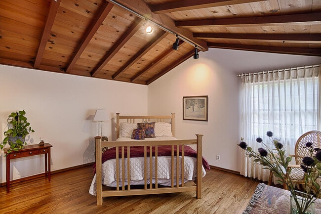 Building Photo - Beautiful home in Santa Barbara with amazing views!!