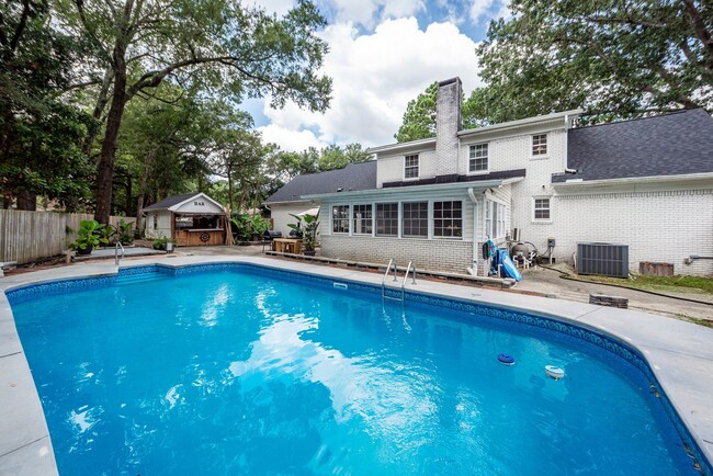 Building Photo - 6 Bedroom, 2.5 Bath House in Drayton on th...