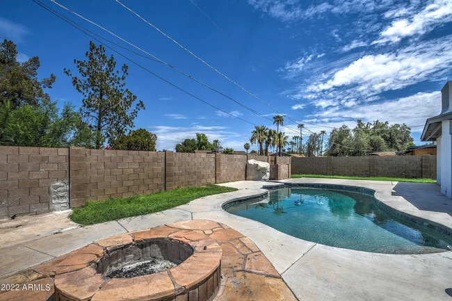 Building Photo - 1612 E Gaylon Dr