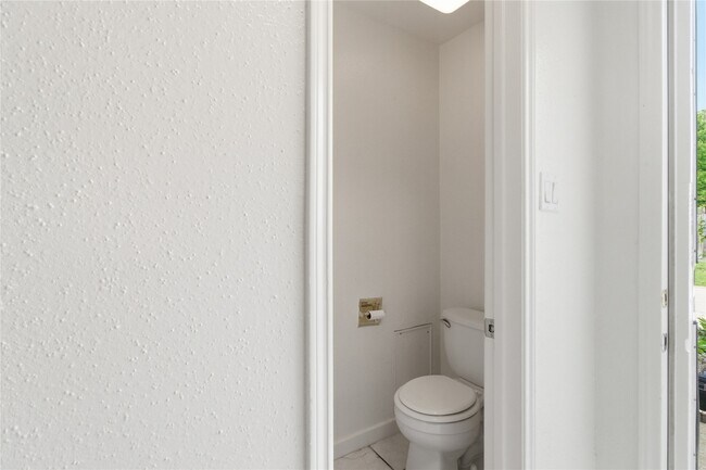 Building Photo - 11000 Kinghurst Dr