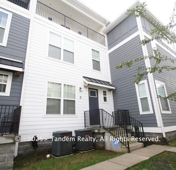 Primary Photo - 105 Duke St