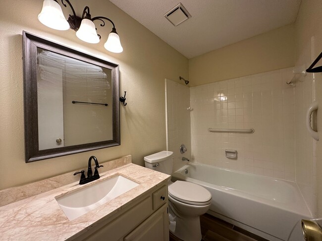 Building Photo - 2 bedroom 2 bath condo w/ balcony & garage available for rent in Mill Ridge!