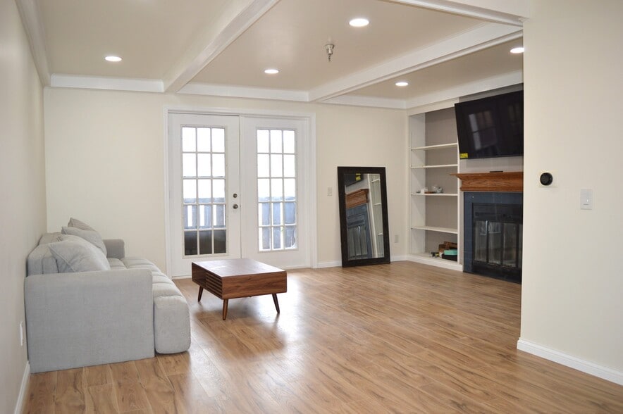 Building Photo - 328 N Allen St