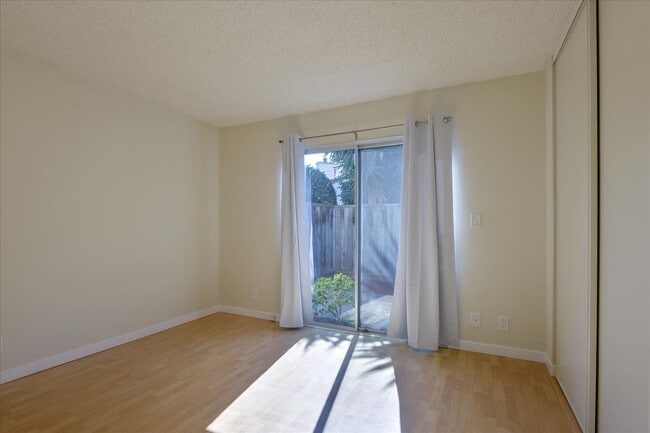 Building Photo - Great Home in Secure Complex