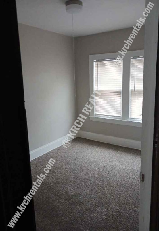 Building Photo - 3-Bed Home with Fireplace and Detached Garage