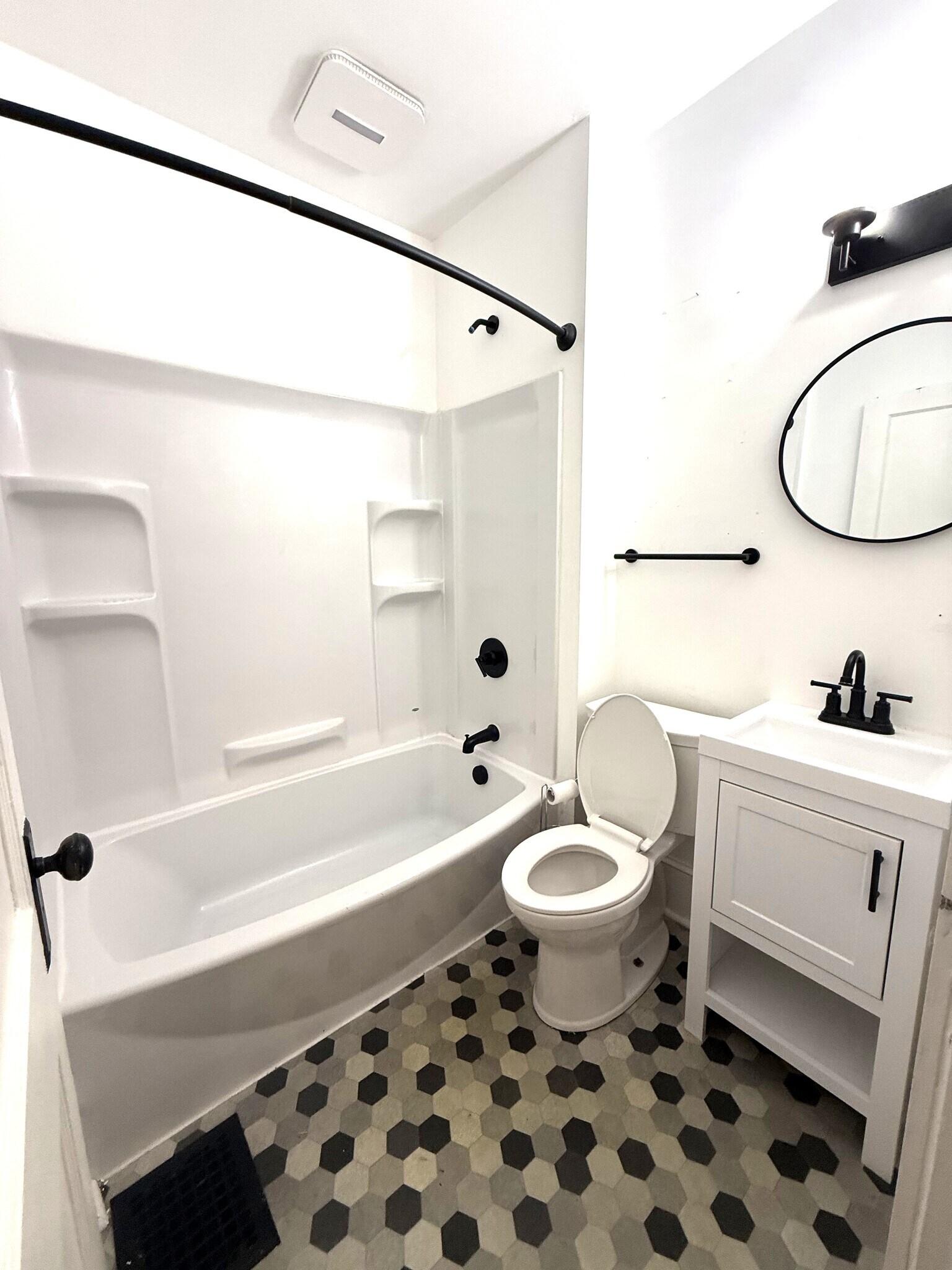 Building Photo - 731 E 28th St