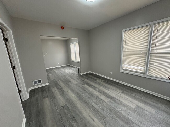 Building Photo - Welcome Home! ***Mobility Area***