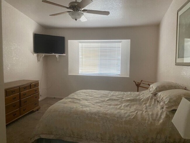 Building Photo - GREAT FURNISHED HOME WITH SIDE PARKING!