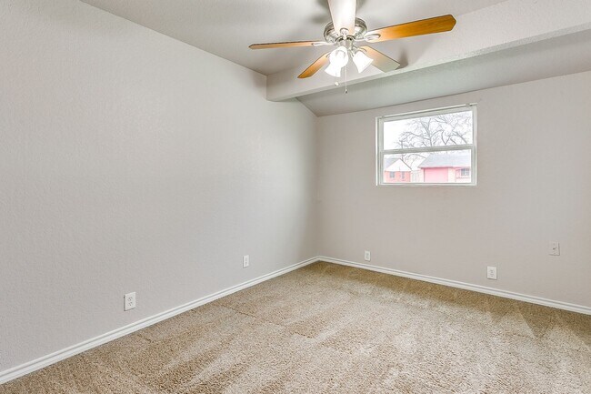 Building Photo - *BACK TO SCHOOL MOVE IN SPECIAL* $200 OFF ...