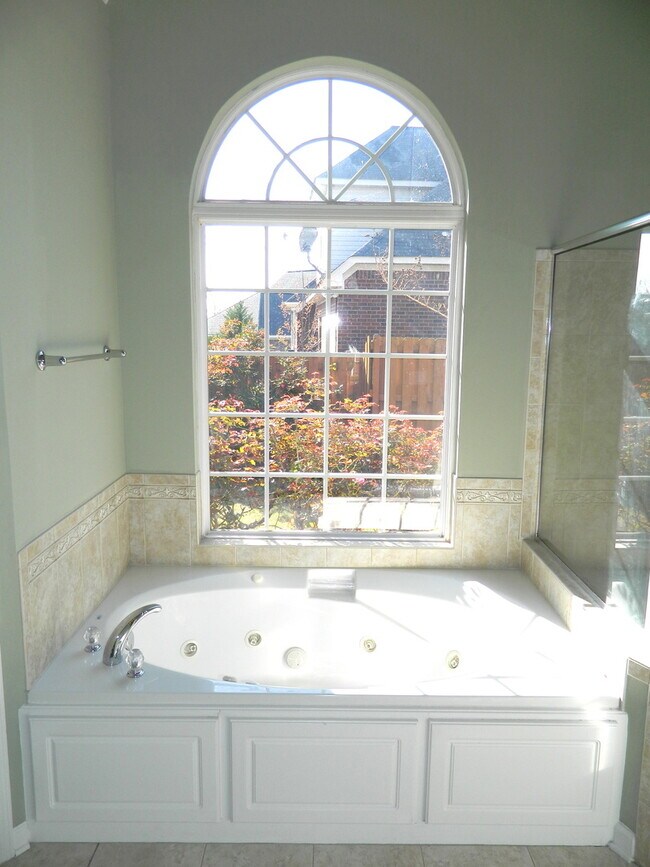 Building Photo - 1101 Brighton Dr