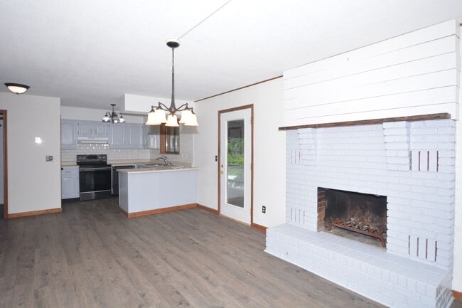 Building Photo - 5 Bed/3.5 Bath Single Family House For Rent