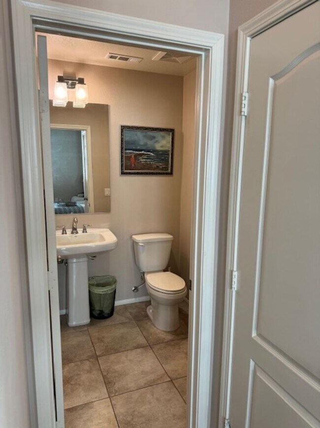 Building Photo - Stunning 2 bed 2.5 bath Solar Powered Town...