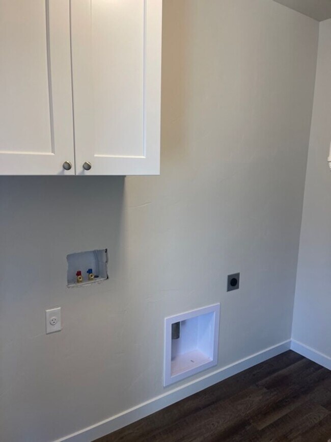 Building Photo - 944 NE Paula Dr