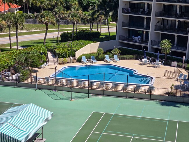 Building Photo - Penthouse in the Racquet Club annual rental!