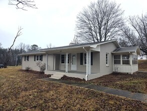 Building Photo - 3 Bed 1.5 Bath Rental Home Mount Airy