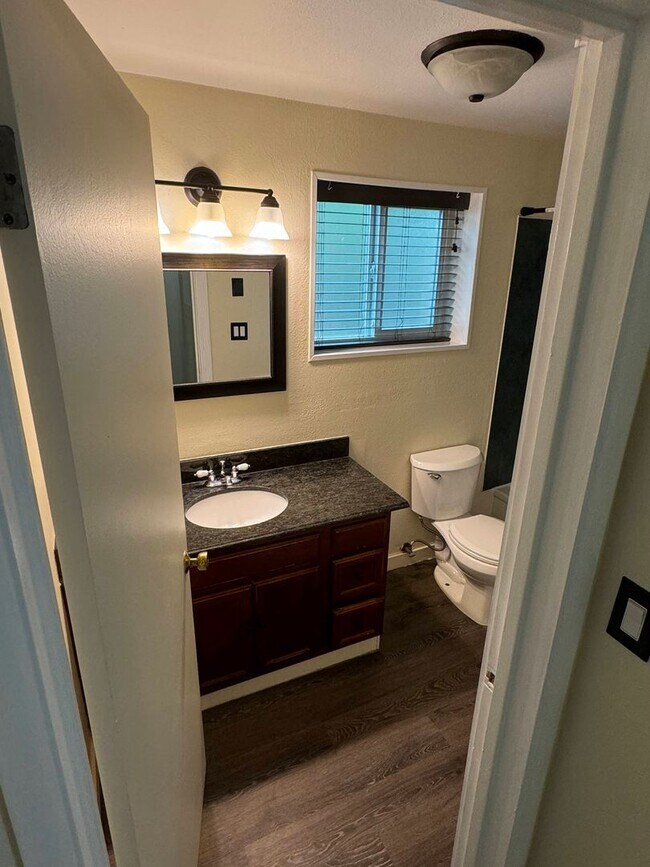 Building Photo - 2 Bedroom Off Coburg Rd.